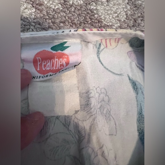 🍑Peaches Uniforms Inc.🍑 Printed Scrub, button-down Top, size Small 🍑 - Picture 4 of 15